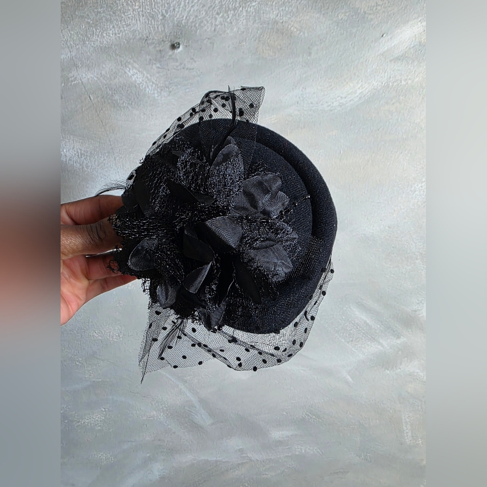 Black Feather Floral Mini Top Hat  Polka dot tulle veil Fascinator Tea Cocktail - Picture 2 of 8